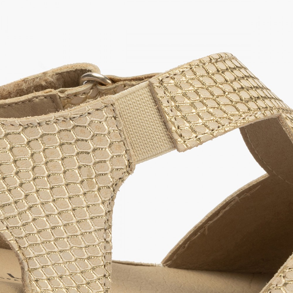 SANDALIA CRUZADA CON VELCRO ORO