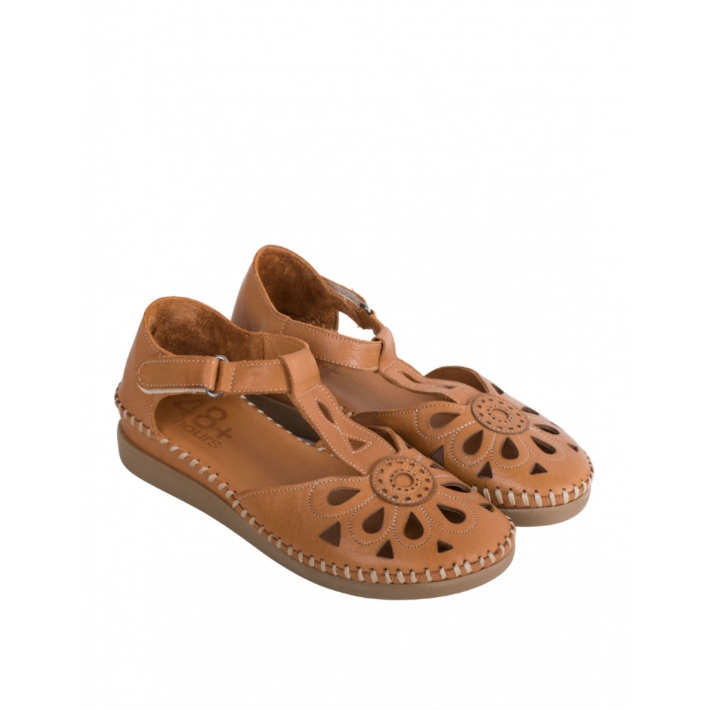 SANDALIA CERRADA CALADA FLOR CUERO