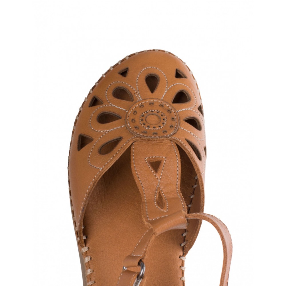 SANDALIA CERRADA CALADA FLOR CUERO