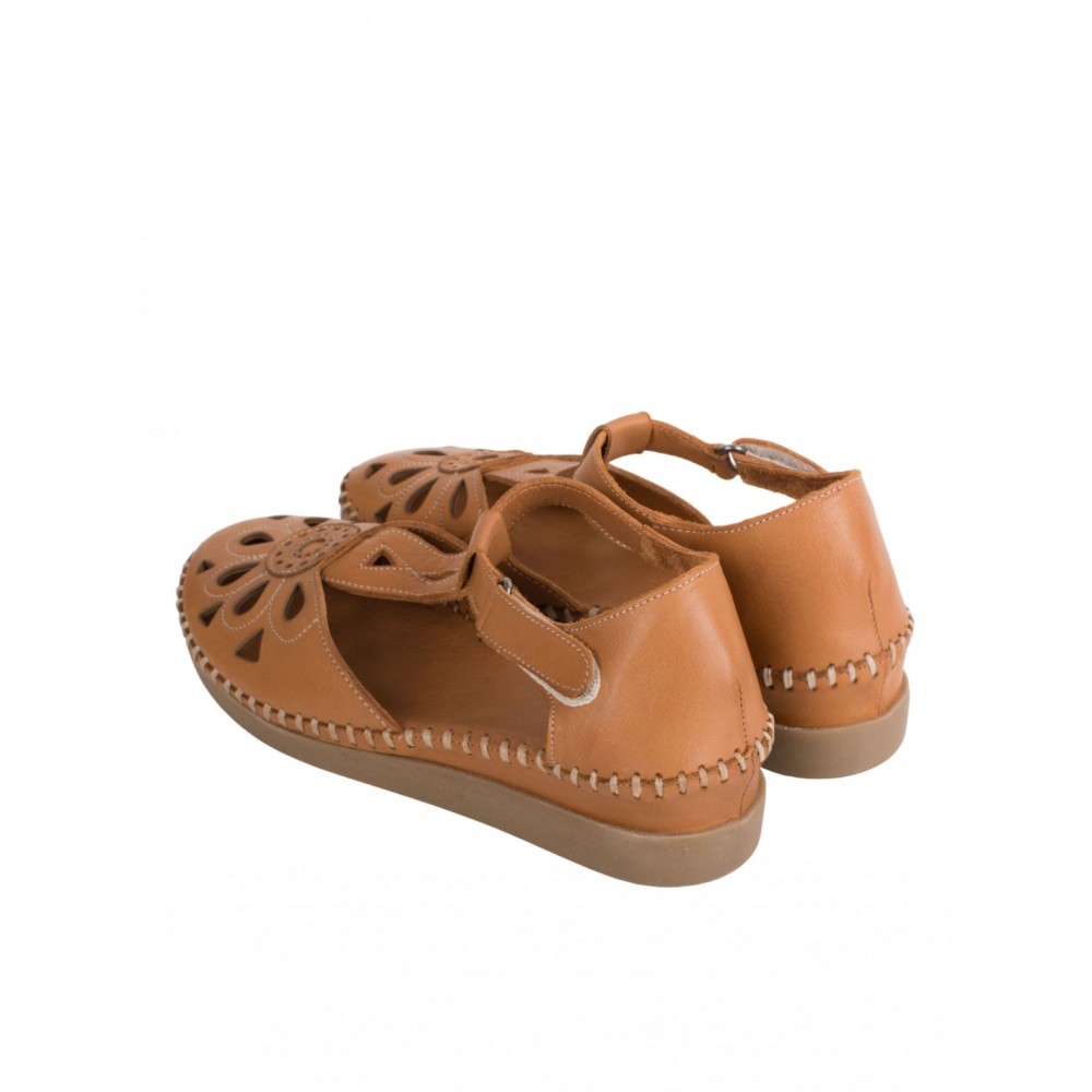 SANDALIA CERRADA CALADA FLOR CUERO