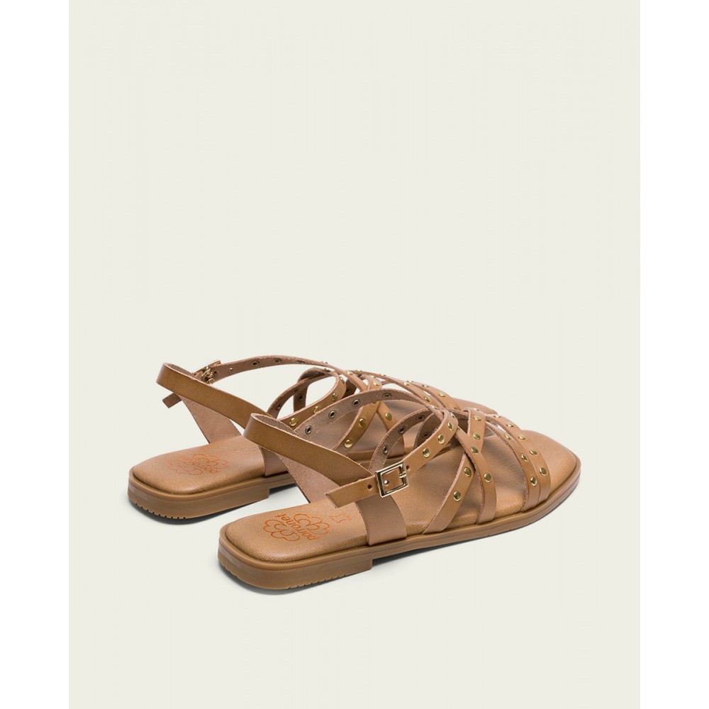 SANDALIA PLANA PIEL TACHUELAS TAUPE