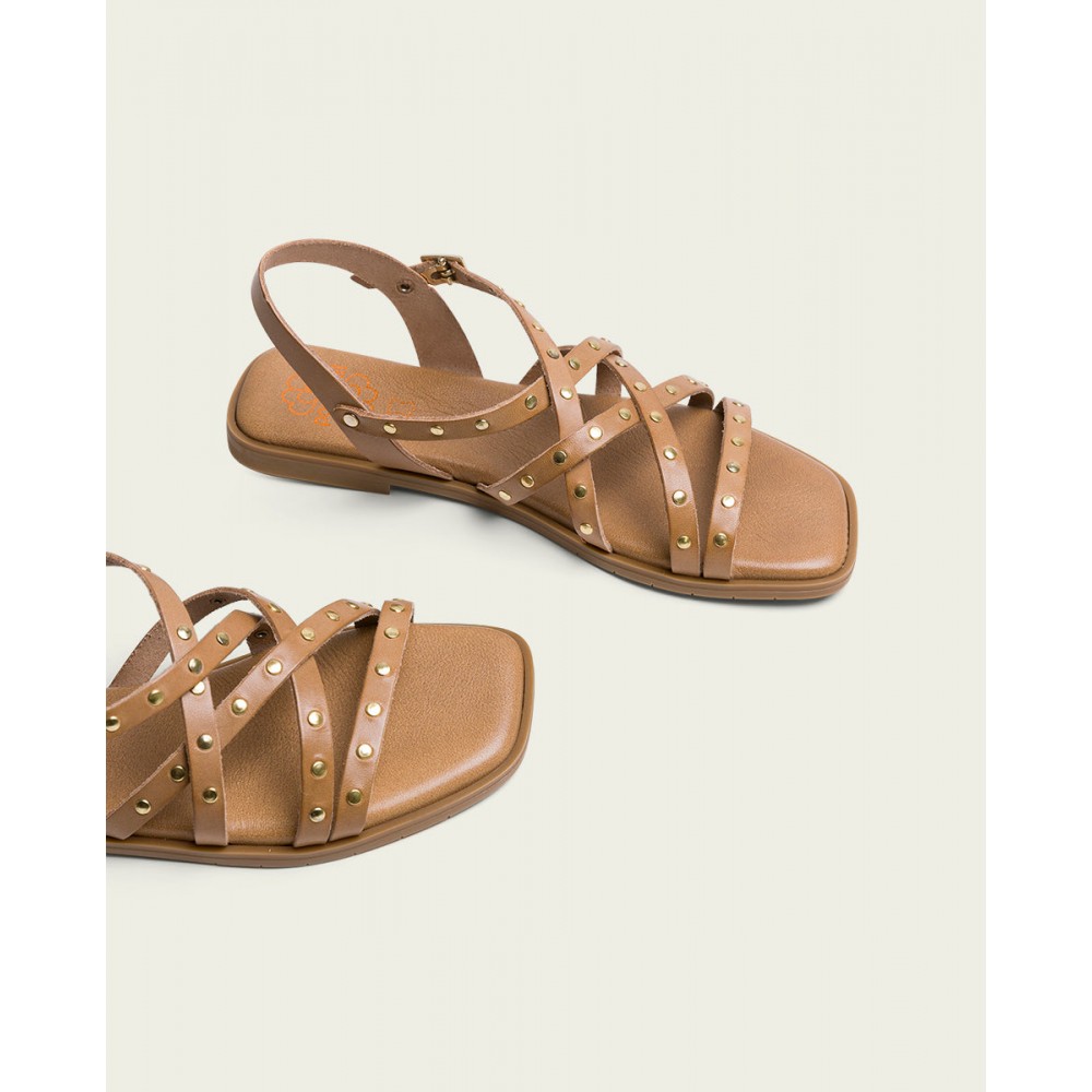 SANDALIA PLANA PIEL TACHUELAS TAUPE