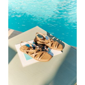 SANDALIA PLANA PIEL TACHUELAS TAUPE