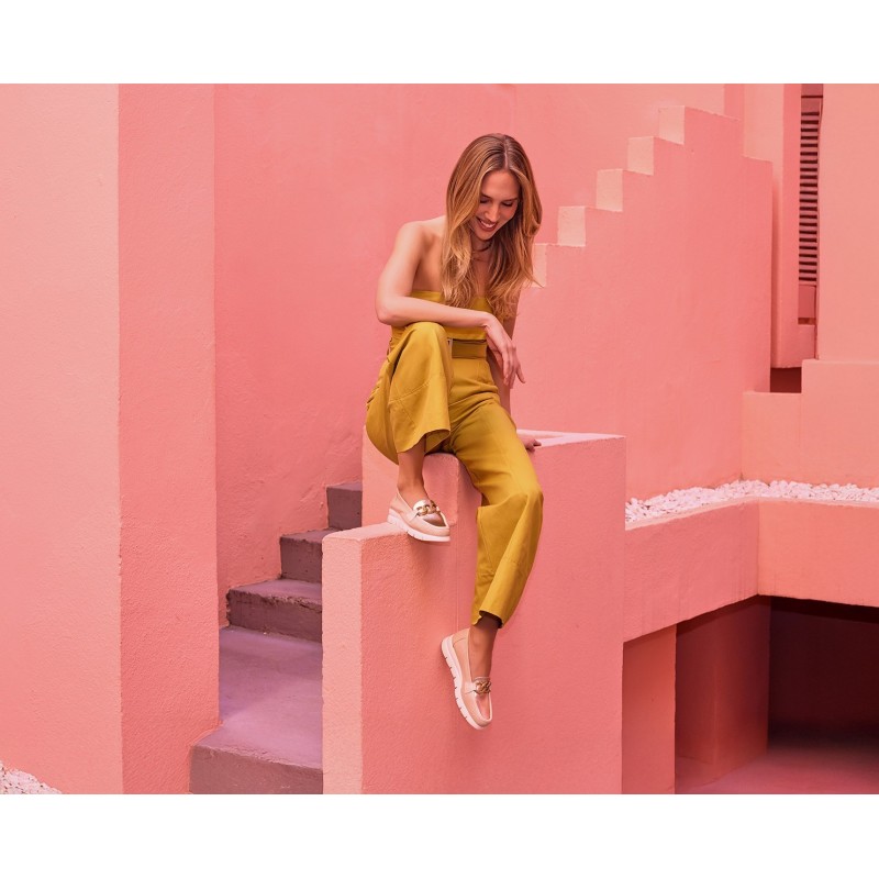 MOCASIN ADORNO CADENA BEIGE