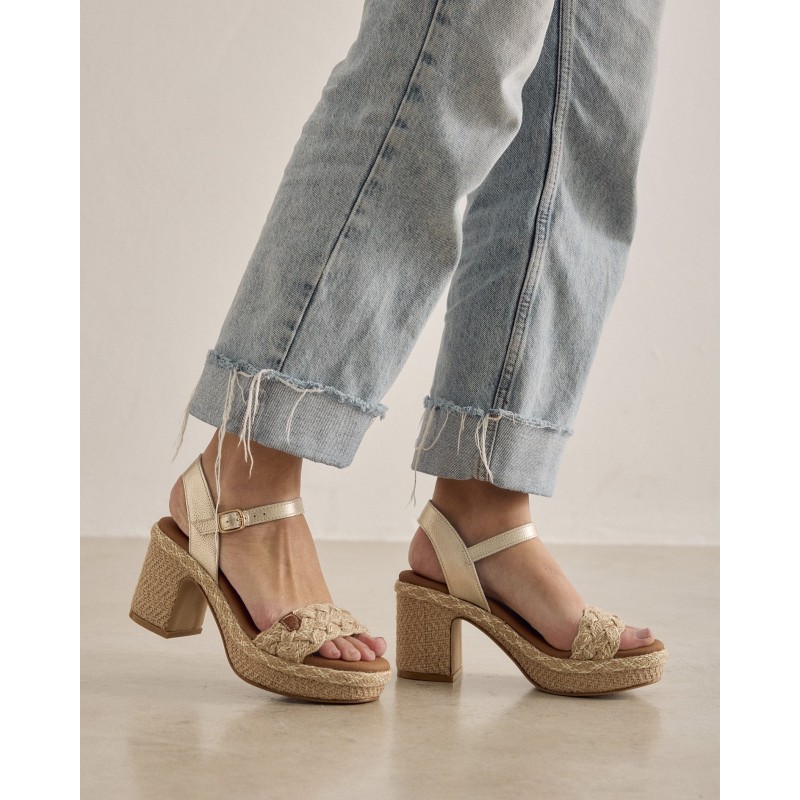 SANDALIA TACON Y PLATAFORMA YUTE ORO