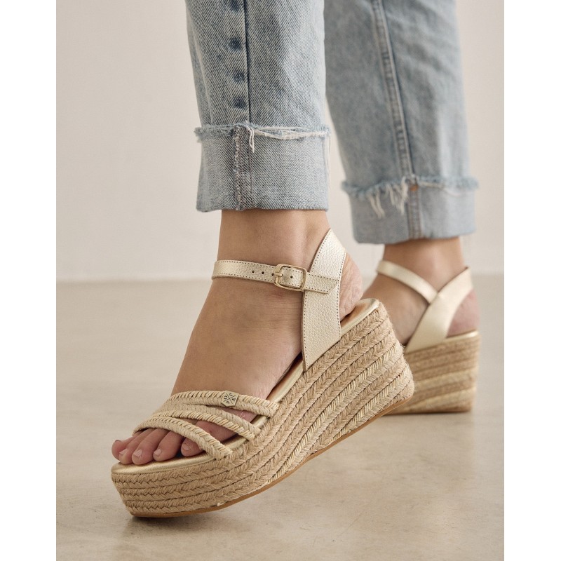 SANDALIA PLATAFORMA YUTE ORO
