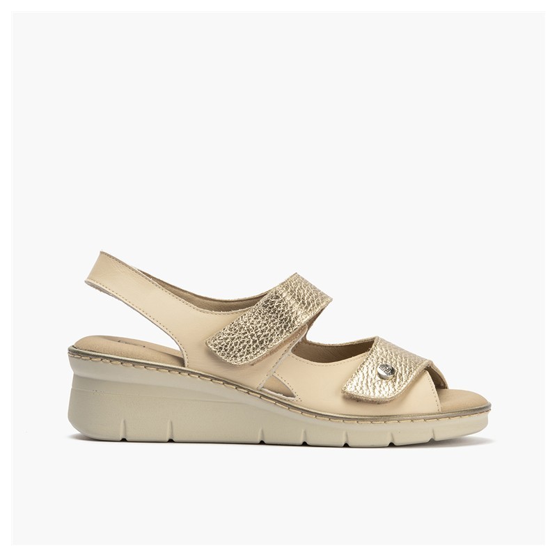 SANDALIA CON VELCRO CREMA
