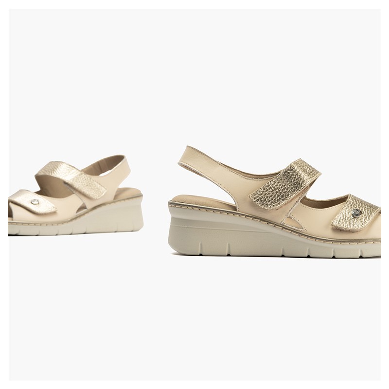 SANDALIA CON VELCRO CREMA